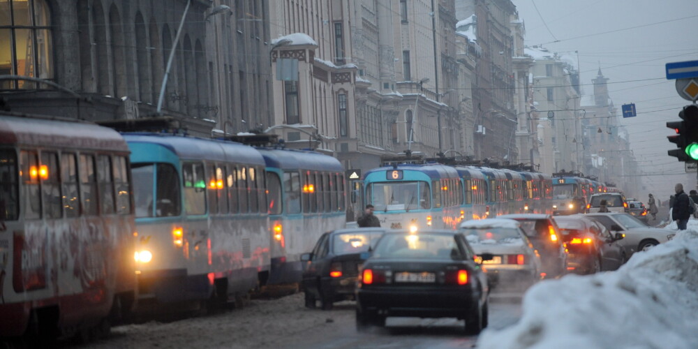 Valsts kontrole: pašvaldība neveicina automašīnu skaita mazināšanu Rīgas centrā