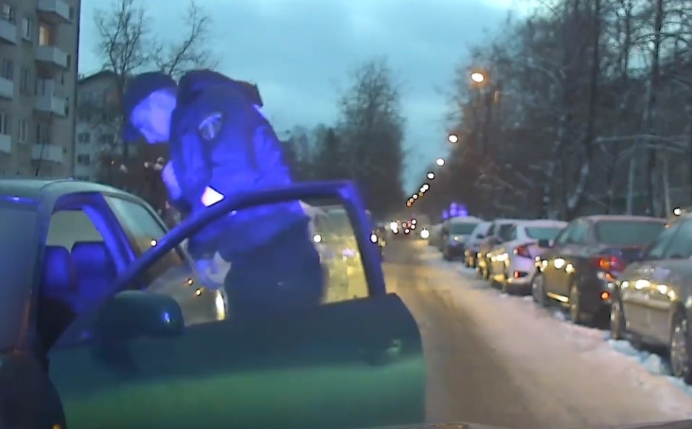 VIDEO: divu stundu laikā policija Rīgā pieķer divus pamatīgā reibumā esošus autovadītājus