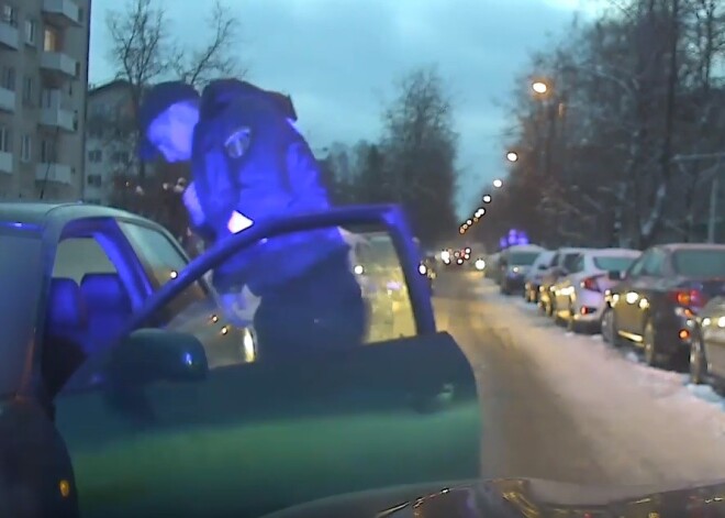 VIDEO: divu stundu laikā policija Rīgā pieķer divus pamatīgā reibumā esošus autovadītājus