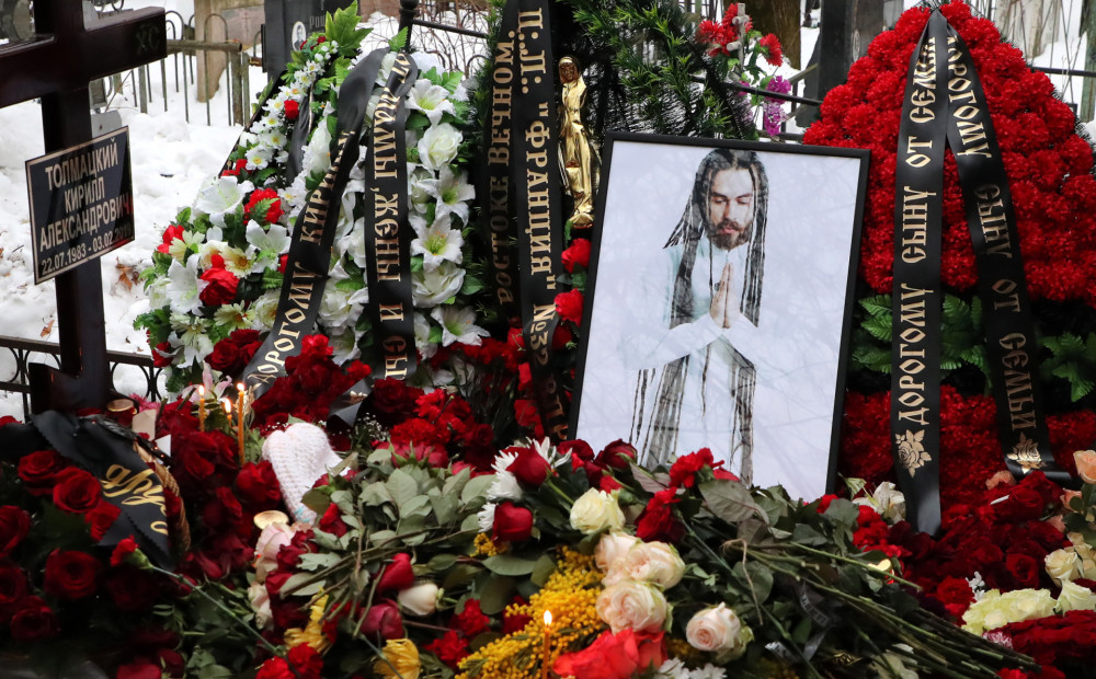 FOTO: Maskavā zemes klēpī guldīts 35 gadu vecumā mirušais reperis Decls