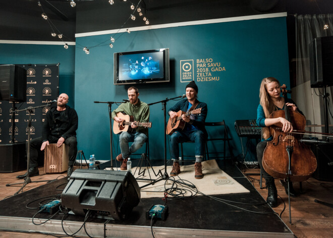 "The Sound Poets" pirms koncertiem ir īpašs rituāls. Viņi to sauc par "gaiļa kaušanu"