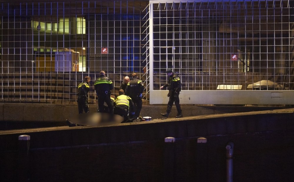 Amsterdamā pie bankas nošauts bruņots vīrietis