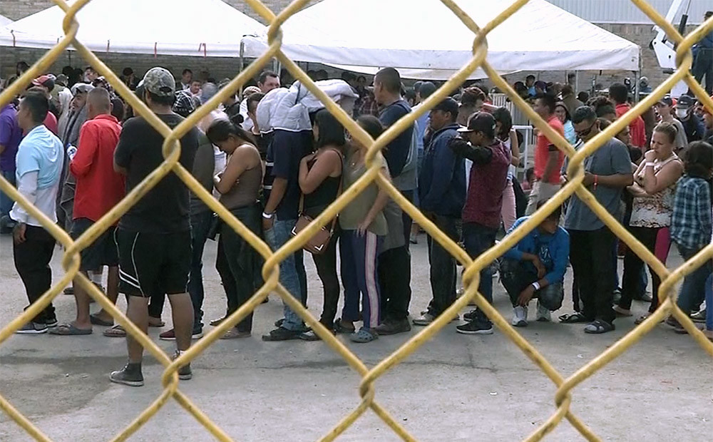 ASV pārvieto karavīrus gar robežu pēc jauna migrantu viļņa Meksikā