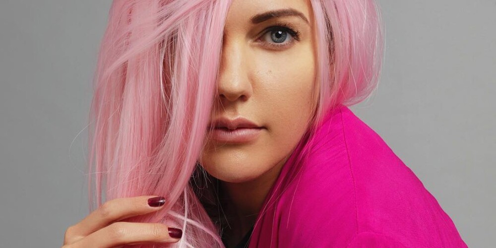 Звезда «Великолепного века» Мерьем Узерли предстала с розовыми волосами в новой съемке