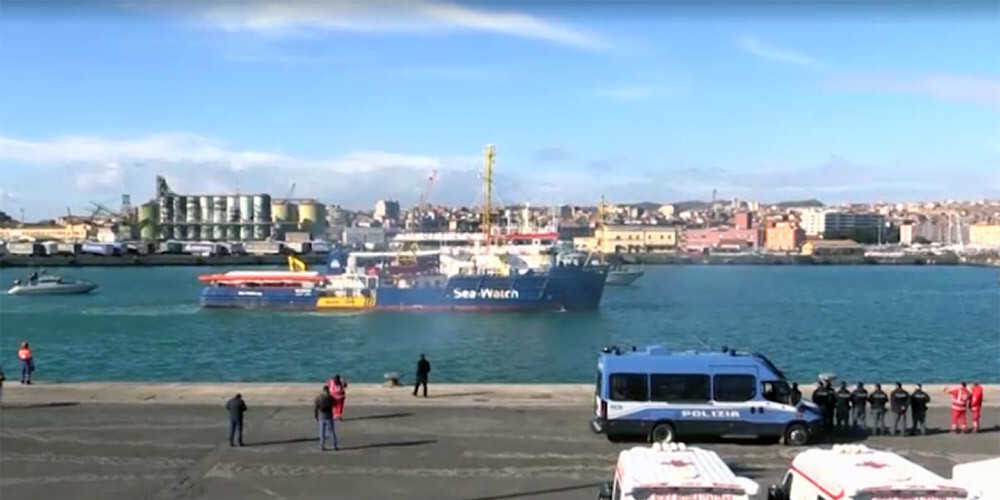 Vācija neapmierināta par situāciju ar migrantu glābšanas kuģiem, kuriem liedz piestāt ostās