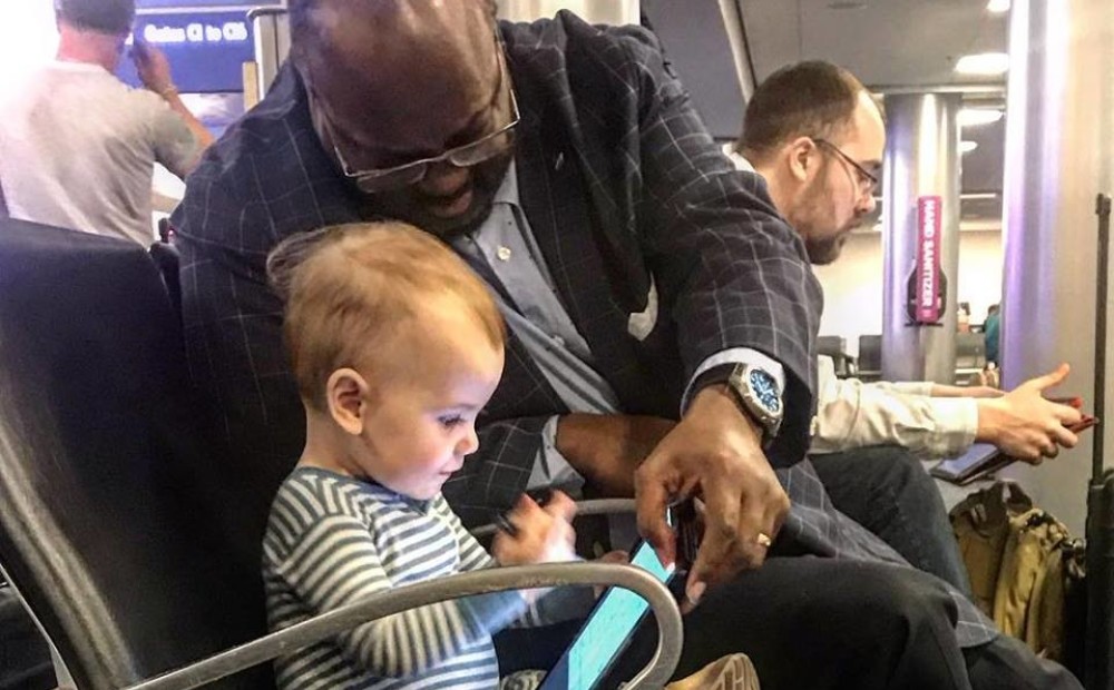 Foto ar mazuli un svešinieku lidostā aizkustina simtiem tūkstošus “Facebook” lietotāju