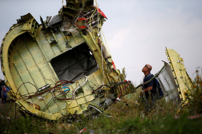 Malaizijas pasažieru lidmašīnas "Boeing 777" katastrofā gāja bojā visi 298 pasažieri un apkalpes locekļi.