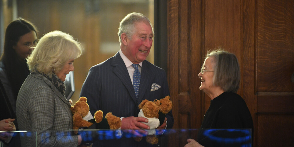 Princis Čārlzs staro laimē, dāvanā saņemot četrus lācīšus