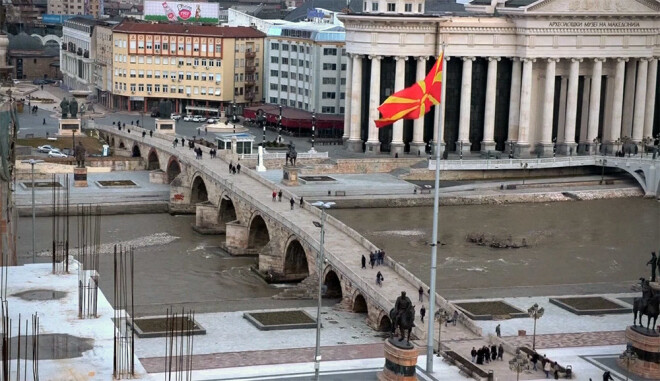 Maķedonijas karogs galvaspilsētā Skopje.