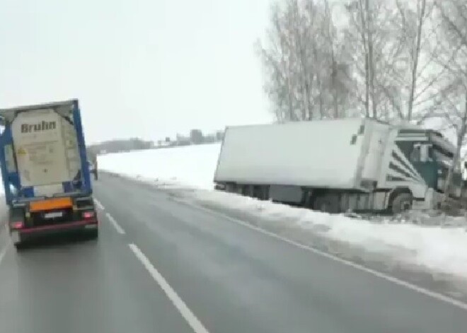 Bauskas pusē piektdienas rītā saskrējušies divi kravas auto; cietuši abi autovadītāji