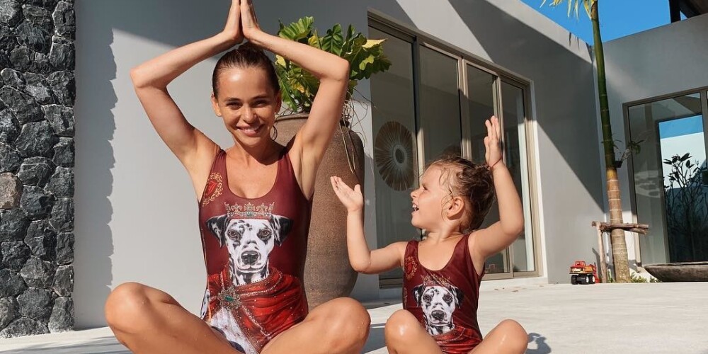 Анна Хилькевич и ее 3-летняя дочь надели одинаковые купальники
