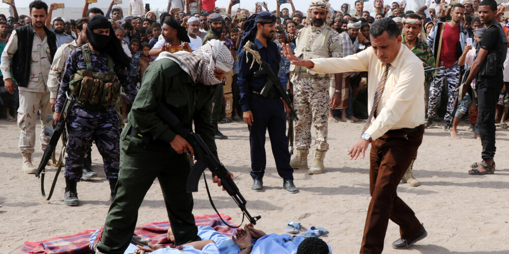 Pūļa acu priekšā publisks nāvessods Jemenā izpildīts 12 gadīga puisēna izvarotājiem