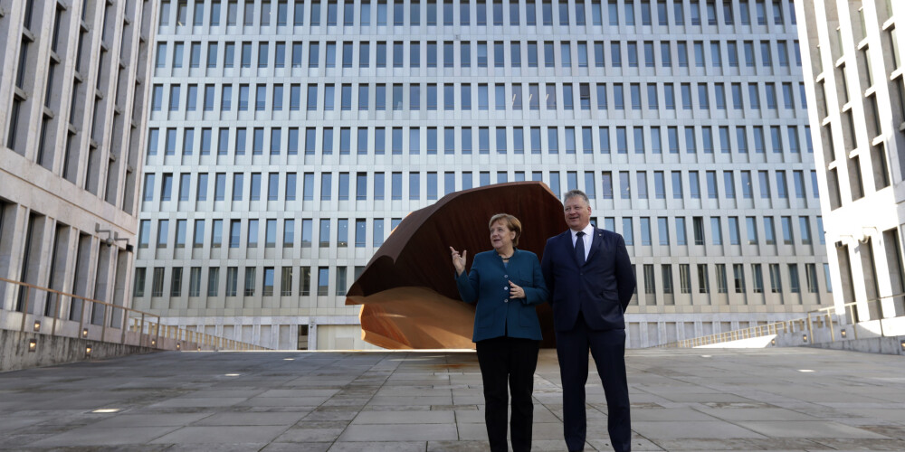 Merkele Berlīnē atklāj jauno Vācijas izlūkdienesta galveno mītni