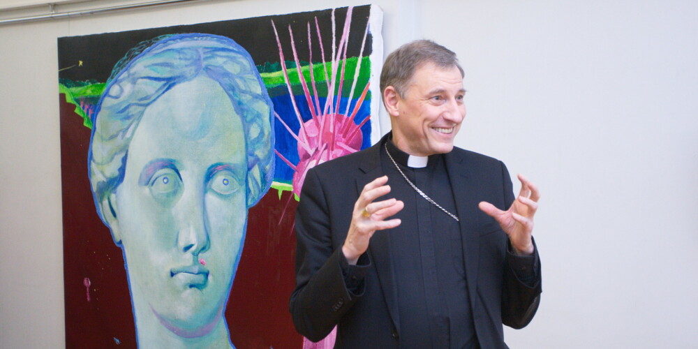 Gleznotāju Kristapu Zariņu izstādes atklāšanā sveic arī arhibīskaps Zbigņevs Stankevičs