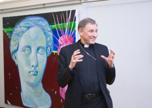 Gleznotāju Kristapu Zariņu izstādes atklāšanā sveic arī arhibīskaps Zbigņevs Stankevičs