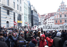 Rātslaukumā Rīgas mēra Nila Ušakova atbalstam pulcējās ap 1000 atbalstītāju.