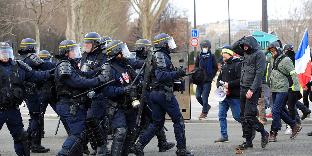 "Dzelteno vestu" protesti Parīzē atkal izvērtušies agresīvās sadursmēs