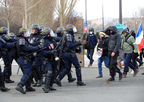 "Dzelteno vestu" protestos Parīzē starp demonstrantiem un policistiem atkal izcēlušās sadursmes.