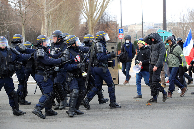 "Dzelteno vestu" protestos Parīzē starp demonstrantiem un policistiem atkal izcēlušās sadursmes.