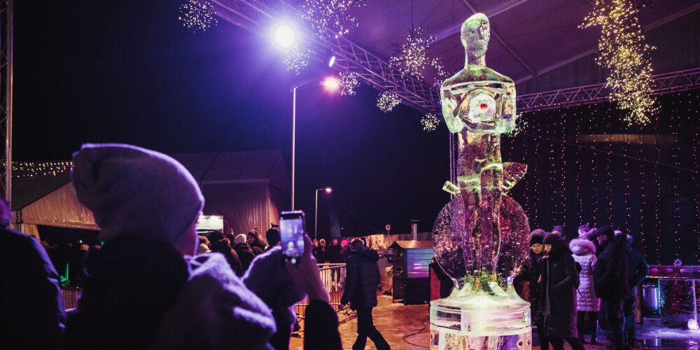Jelgavā krāšņi atklāts Ledus skulptūru festivāls; šodien top jaunas skulptūras