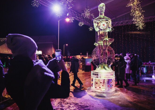 Jelgavā krāšņi atklāts Ledus skulptūru festivāls; šodien top jaunas skulptūras