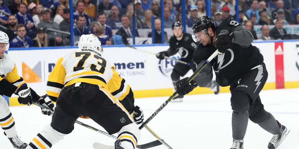Bļugers veic rezultatīvu piespēli un izkaujas, bet "Penguins" cieš zaudējumu pret NHL līderi