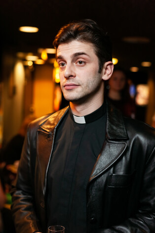 Aktieris Jurijs Djakonovs jaunajā TV3 seriālā "Viss pa jaunam" atveido katoļu mācītāju.