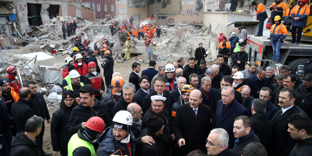 Stambulā sagruvušās daudzstāvu ēkas drupās atrasts 21 cilvēka līķis