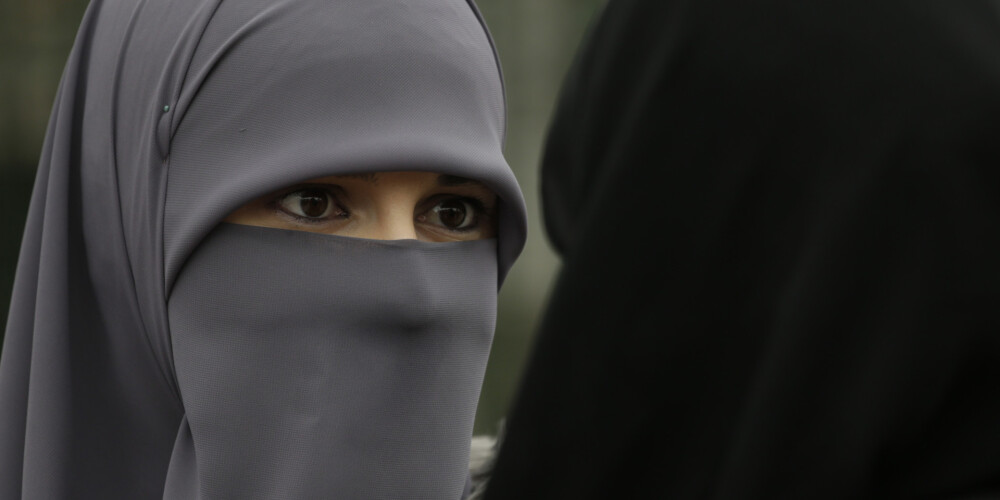 Referendumā Ženēvā atbalstīts aizliegums ierēdņiem valkāt reliģiskus simbolus, tai skaitā hidžabus