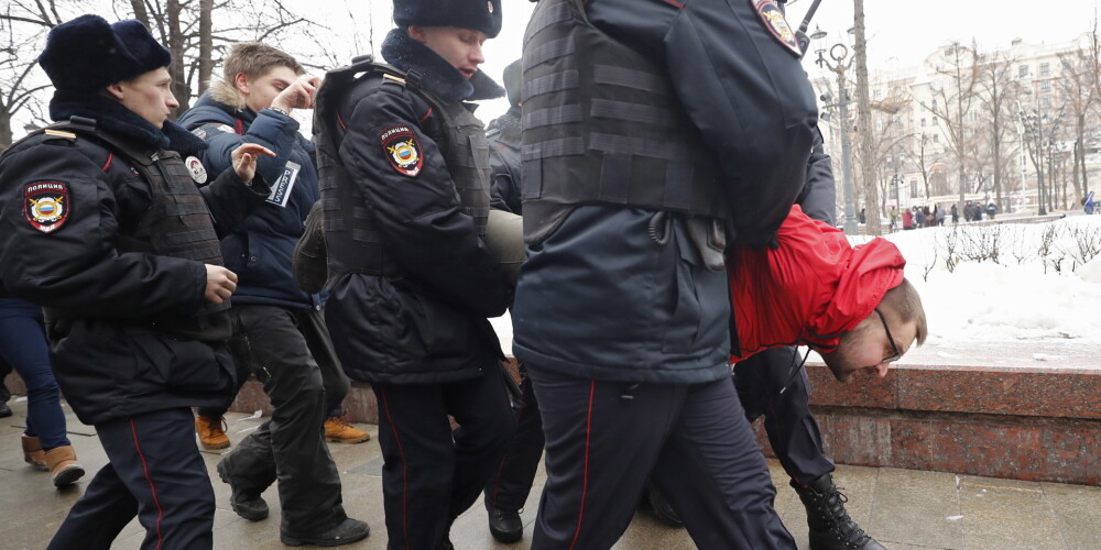 Krievijā vairākās pilsētās notikuši protesti pret cilvēktiesību aktīvistes aizturēšanu