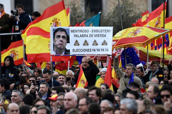 Desmitiem tūkstošiem cilvēku svētdien Madridē piedalījušies Spānijas labējo partiju organizētajā protesta akcijā pret premjerministru Pedro Sančesu.