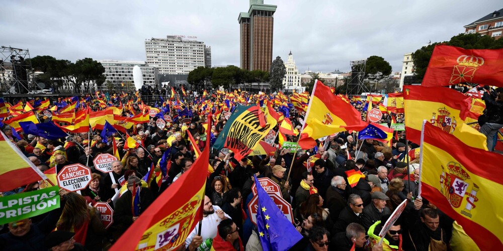 Tūkstošiem cilvēku Spānijā protestē pret Sančesa valdību