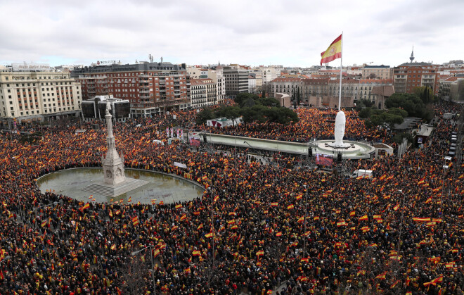 Desmitiem tūkstošiem cilvēku svētdien Madridē piedalījušies Spānijas labējo partiju organizētajā protesta akcijā pret premjerministru Pedro Sančesu.