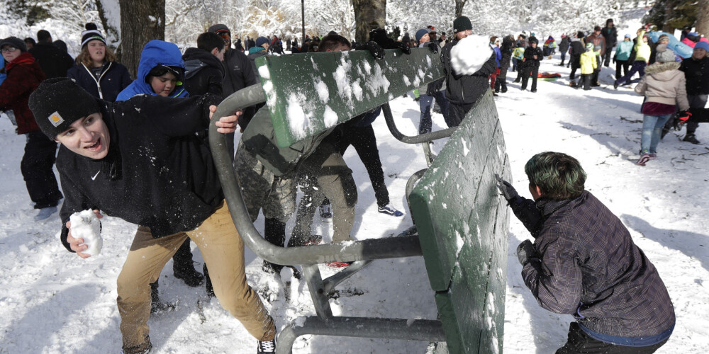 FOTO: simtiem kareivīgi Vašingtonas iedzīvotāji piedalījušies milzu sniega kaujā