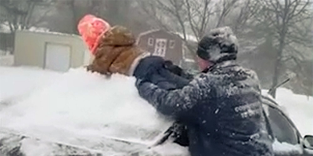 VIDEO: tēvs sniega skrāpja vietā izmanto savu dēlu