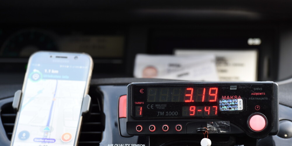 Латвийский профсоюз таксистов во время пикета призовет ввести для водителей такси патентную плату