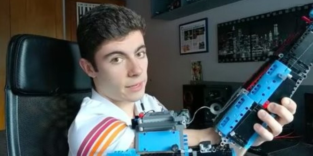 Талантливый 19-летний инженер создал собственный протез из Lego
