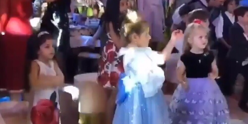 Пугачева поделилась видео с танцующими Лизой и Гарри на вечеринке дочери Жасмин