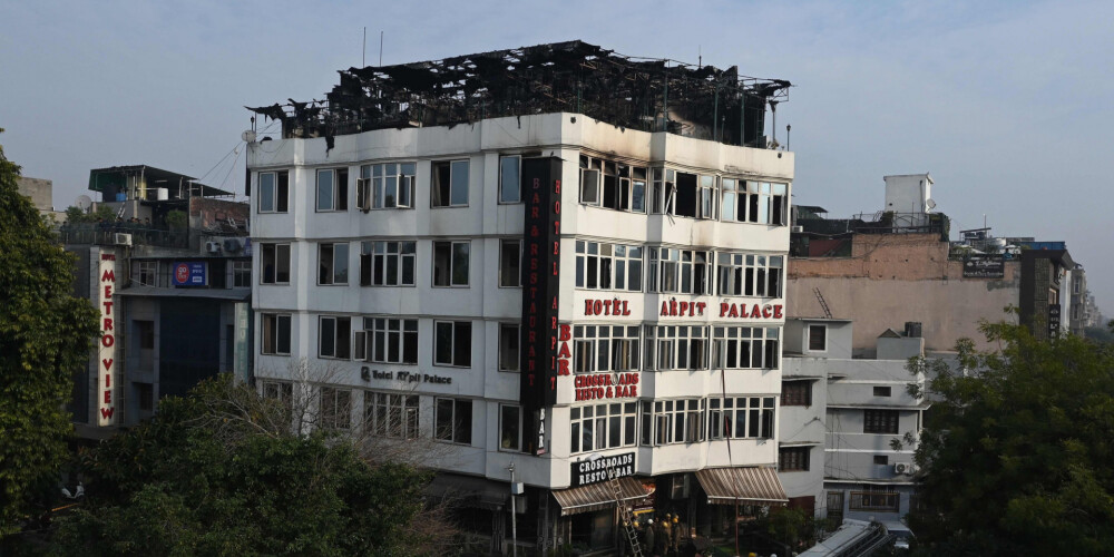17 cilvēki mirst ugunsgrēkā lētā viesnīcā Deli