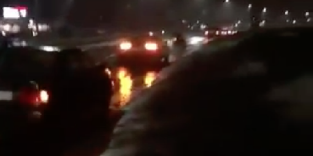 Видео: в Риге вереница машин застряла в дорожных ямах