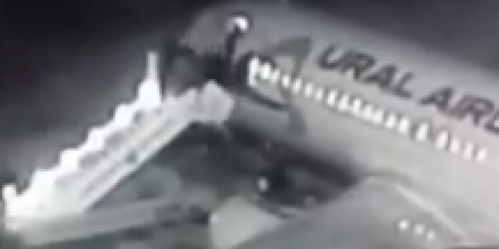 VIDEO: kāpjot lidmašīnā, pasažieriem Krievijā zem kājām sabrūk kāpnes