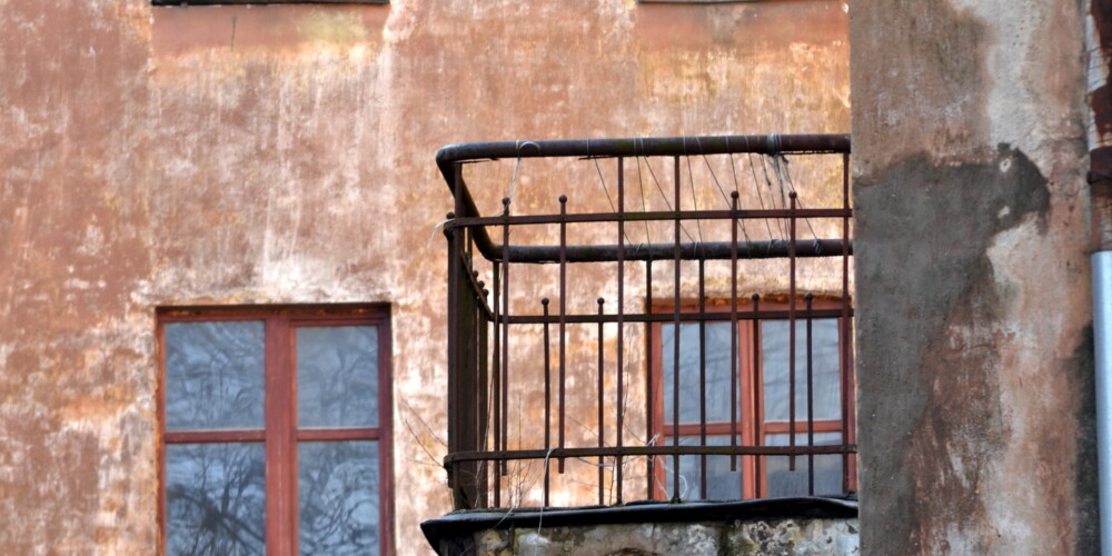 Jelgavnieki uztraukti par savu drošību: brūk daudzdzīvokļu namu balkoni
