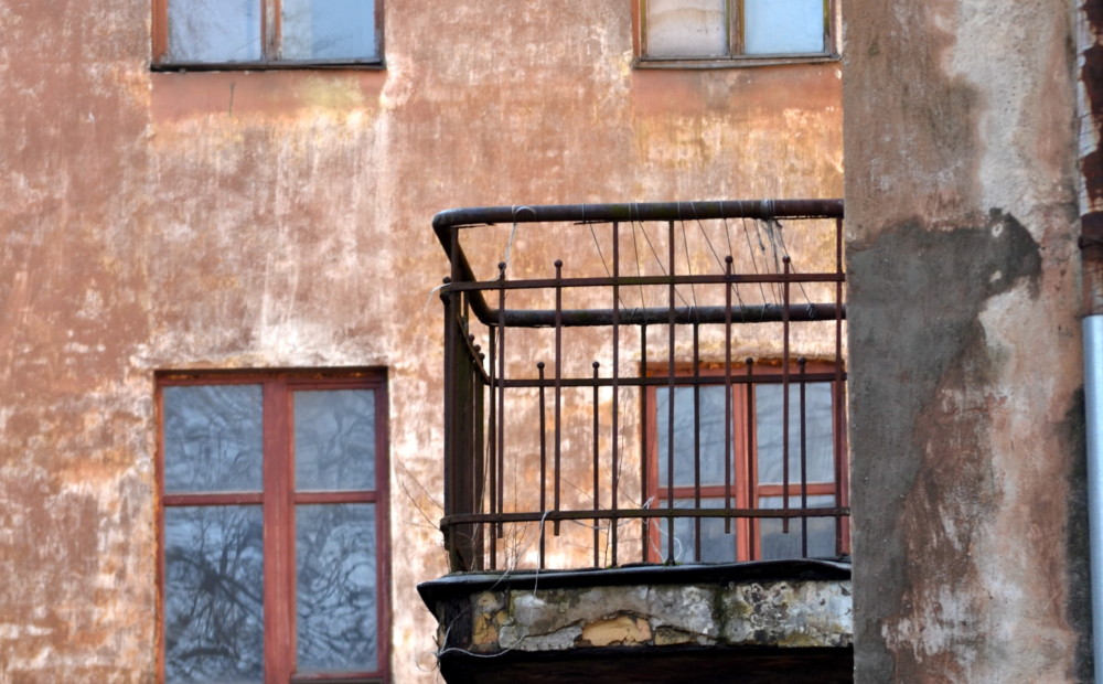 Jelgavnieki uztraukti par savu drošību: brūk daudzdzīvokļu namu balkoni
