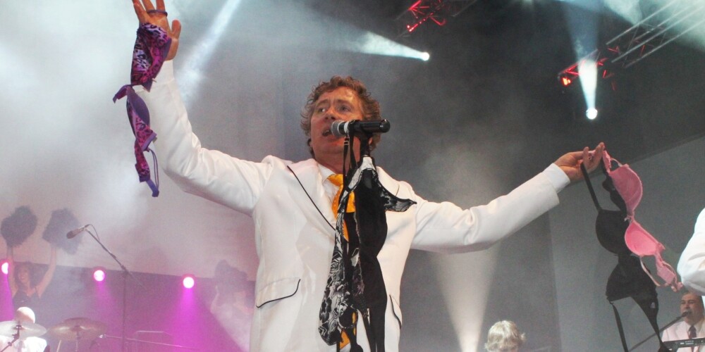 “Domājot gan par dziesmas mūziku, gan vārdiem, es vadījos pēc sena krievu teiciena “Esi vienkāršāks, un tad arī cilvēki tev paši nāks pretī!” saka grupas solists Andris Freidenfelds.