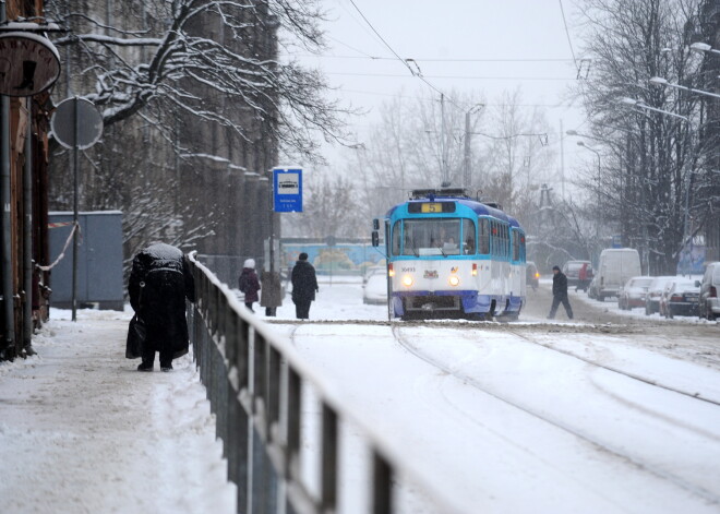 Gaišā dienas laikā sabiedriskā transporta pieturā sašauj cilvēku:  jaunietis Mārtiņš pastāsta par pārdzīvoto