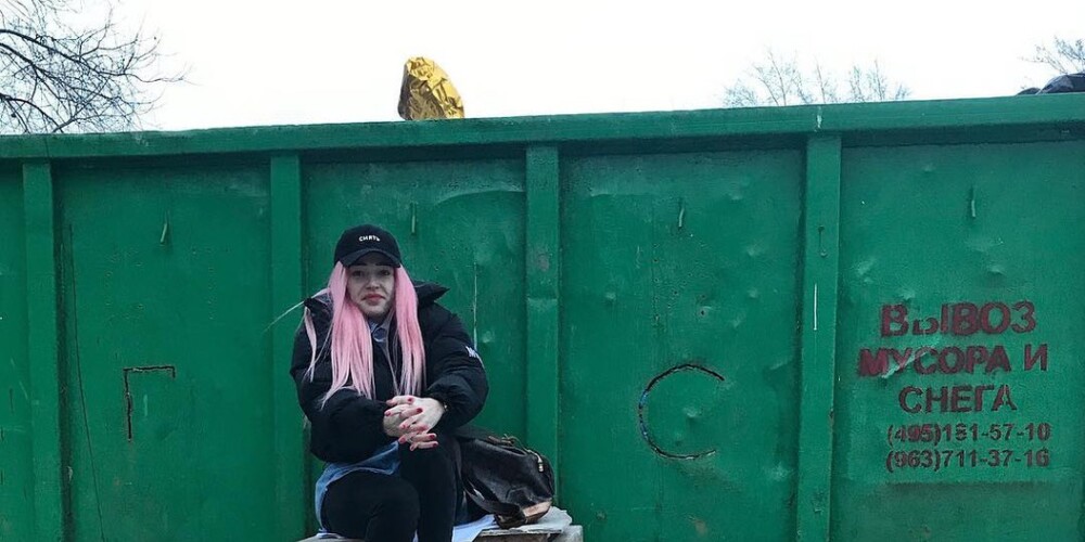 В Сети обсуждают странное фото Насти Ивлеевой с мусорной свалки