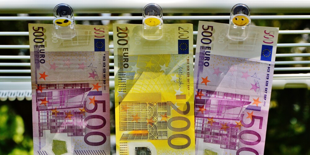 Par 70 000 eiro izkrāpšanu no Latvijā esošas komercbankas aizturēti trīs vīrieši