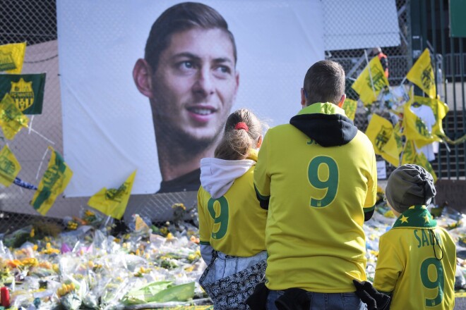 Cilvēki piemin futbolistu Emiliano Salu.