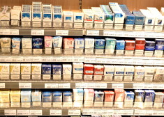 Par spīti tirgotāju iebildumiem Saeimā atbalstīta iecere veikalos "slēpt" cigaretes
