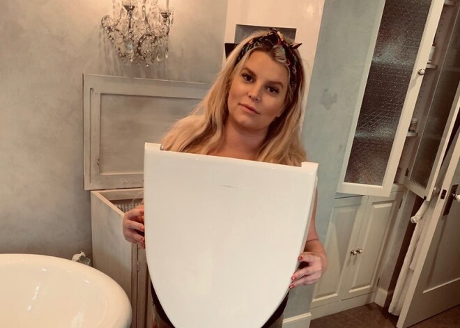 Джессика Симпсон, поправившаяся за беременность почти на 40 кг, сломала унитаз